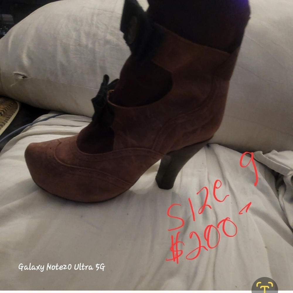 Women's Heeled Boots in Burgundy Suede